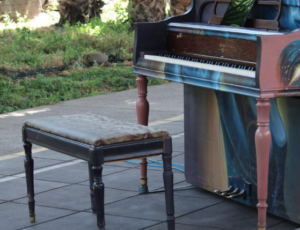 Lee más sobre el artículo DONAN PIANOS A INSTITUCIONES QUERETANAS DE FESTIVAL INSITU PIANO