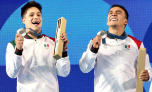 Lee más sobre el artículo MEXICANOS OBTUVIERON MEDALLA DE PLATA EN CLAVADOS SINCRONIZADOS