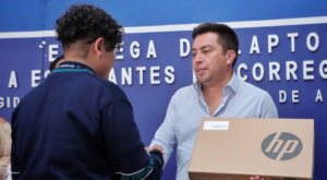 Lee más sobre el artículo ENTREGAN LAPTOPS A ESTUDIANTES DE CORREGIDORA