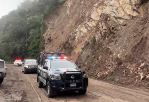 Lee más sobre el artículo REABREN CIRCULACIÓN EN CARRETERA DE PINAL DE AMOLES LUEGO DE DESLAVE