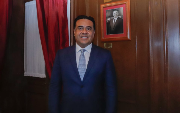 Lee más sobre el artículo LUIS NAVA COLOCA SU FOTOGRAFÍA EN EL SALÓN DE PRESIDENTES DE QUERÉTARO