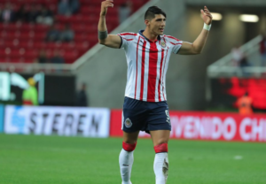 Lee más sobre el artículo Negocia Chivas el regreso de Alan Pulido