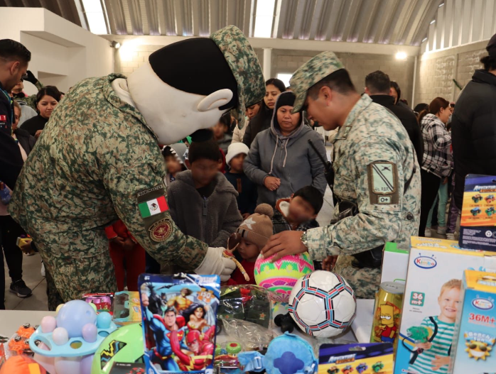 Lee más sobre el artículo LLEVA SMDIF CON BOMBEROS E IP MAGIA DE LOS REYES MAGOS A NIÑOS DE LA ESTACADA EN SANTA ROSA JÁUREGUI
