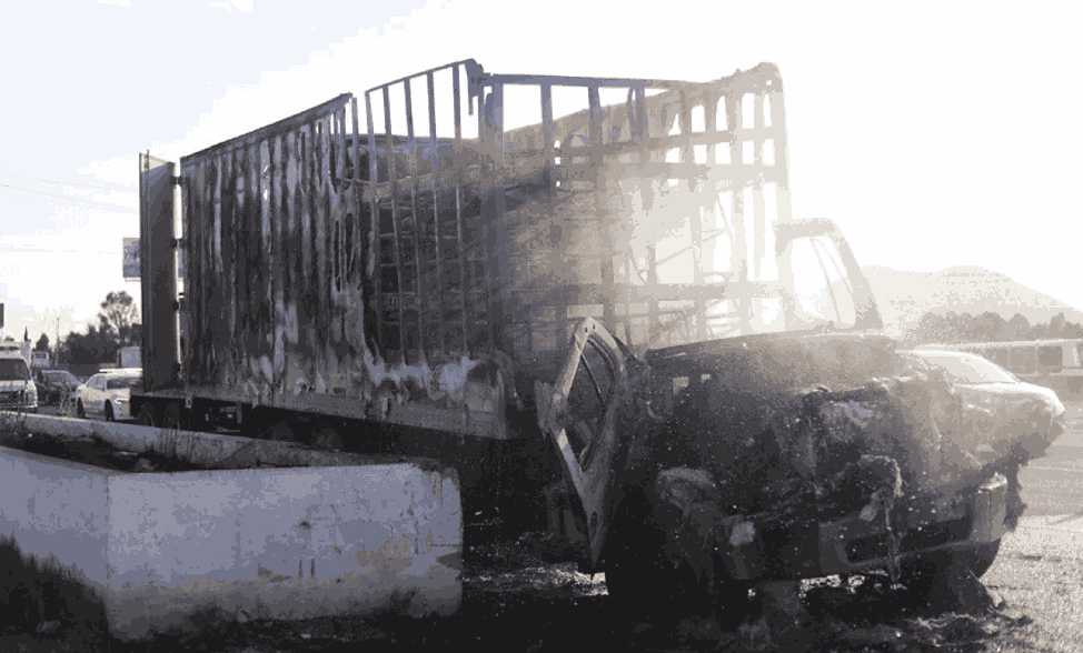 Lee más sobre el artículo CAMIÓN SE INCENDIÓ FRENTE AL PARQUE INDUSTRIAL QUERÉTARO