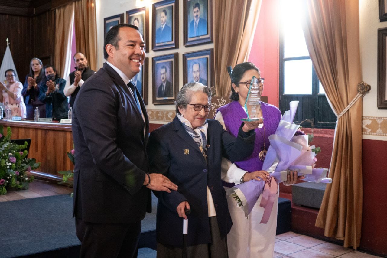 Lee más sobre el artículo Roberto Cabrera entrega el reconocimiento “Sara Pérez Romero” a mujeres por su labor a favor de la igualdad y sus derechos