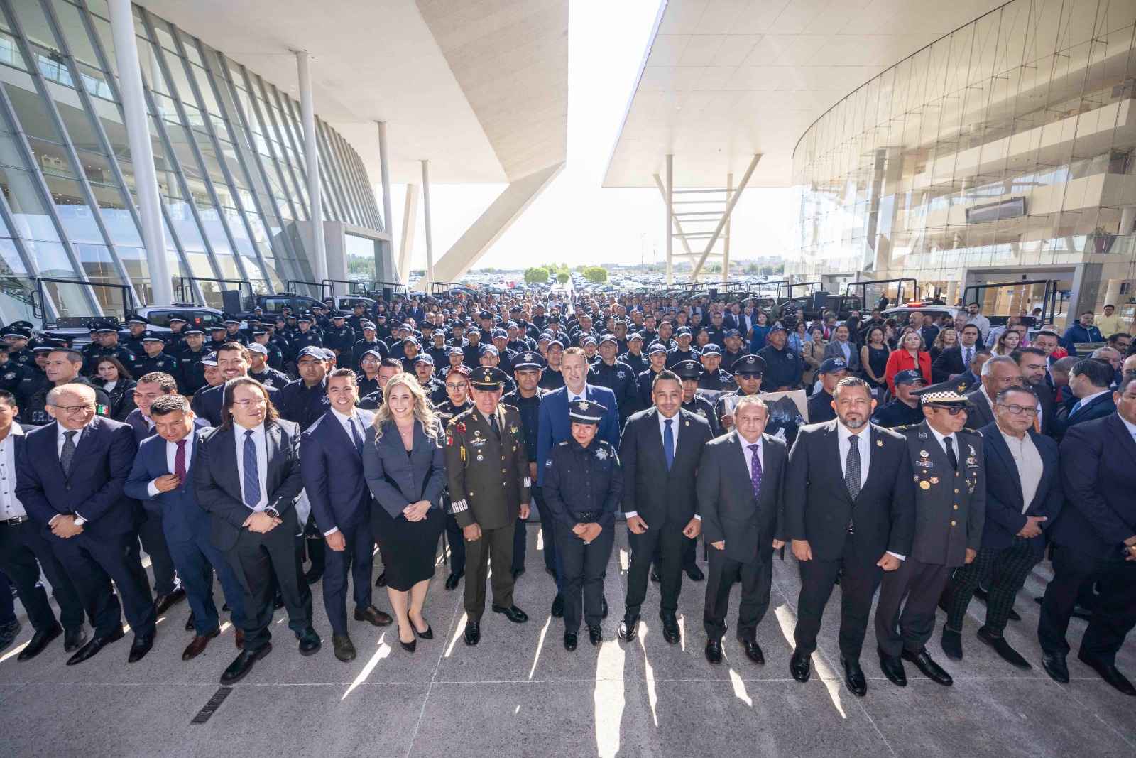 Lee más sobre el artículo ENTREGA MAURICIO KURI SEIS PATRULLAS Y UNIFORMES A LA POLICÍA MUNICIPAL DE SAN JUAN DEL RÍO