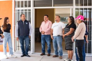 Lee más sobre el artículo Gina Sánchez y Roberto Cabrera visitan obra para la construcción de aula cocina en Cazadero