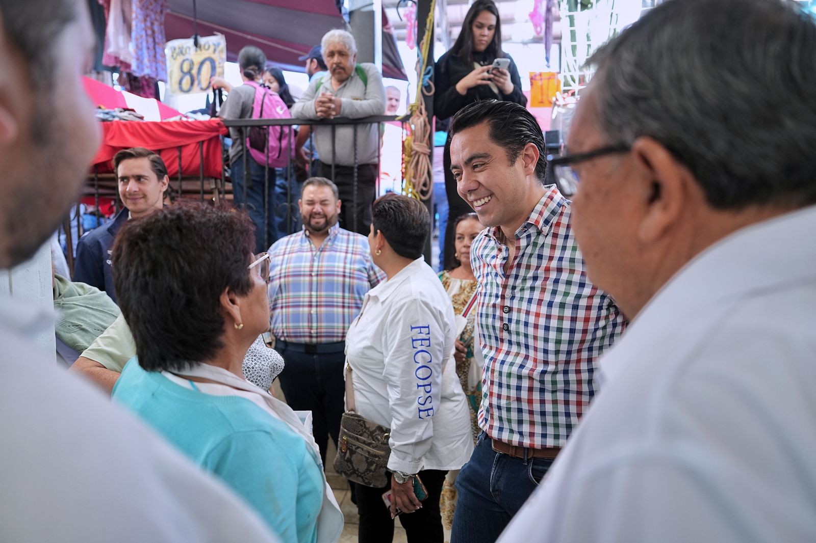 Lee más sobre el artículo Felifer Macías refrenda su compromiso con locatarios de Satélite