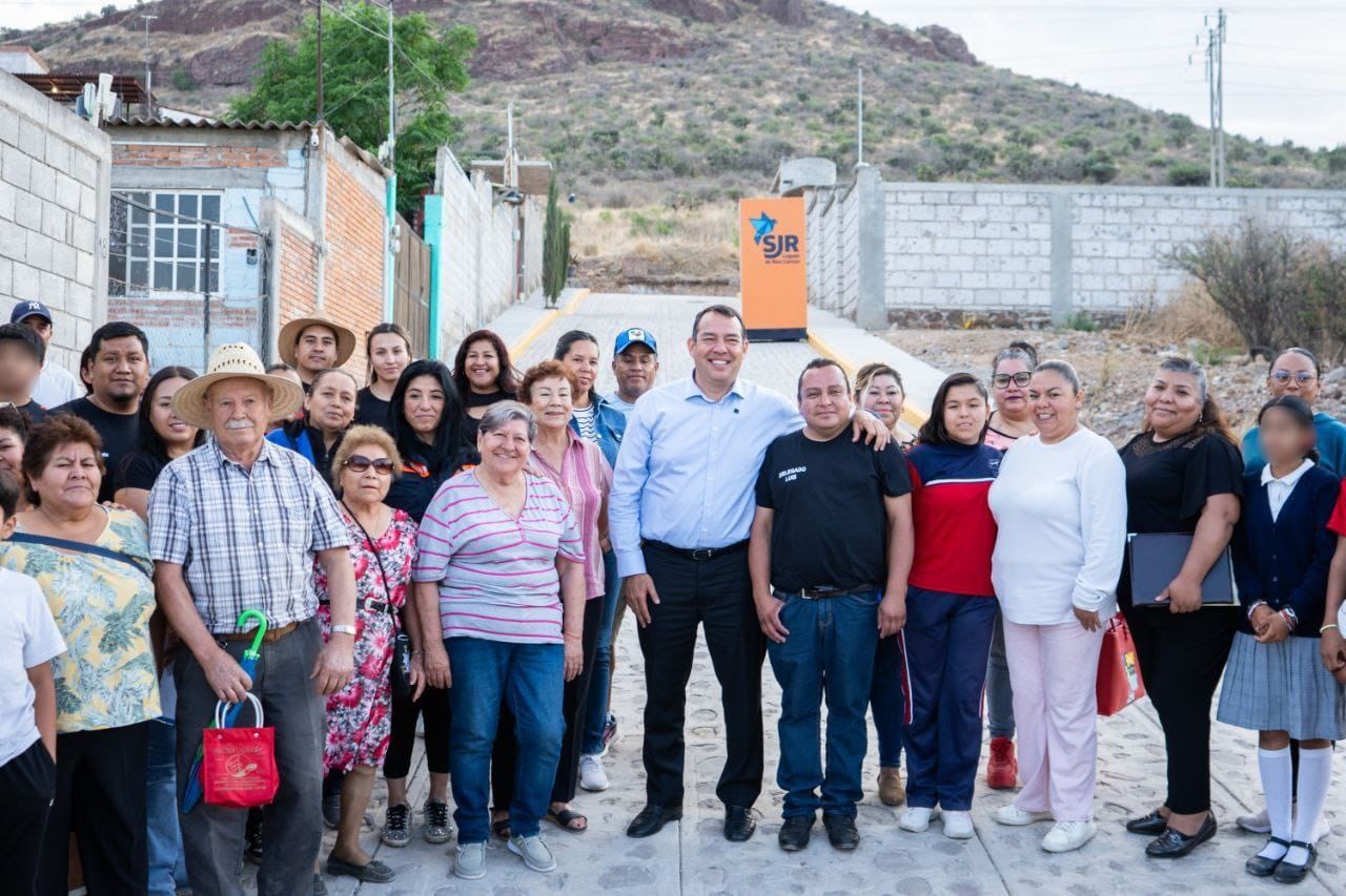 Lee más sobre el artículo Roberto Cabrera entrega calles en Casa Blanca con una inversión de más de 2.5 mdp