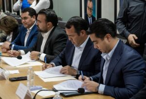 Lee más sobre el artículo Firma Roberto Cabrera convenio sobre liberación de derecho de vía para el Tren México-Querétaro