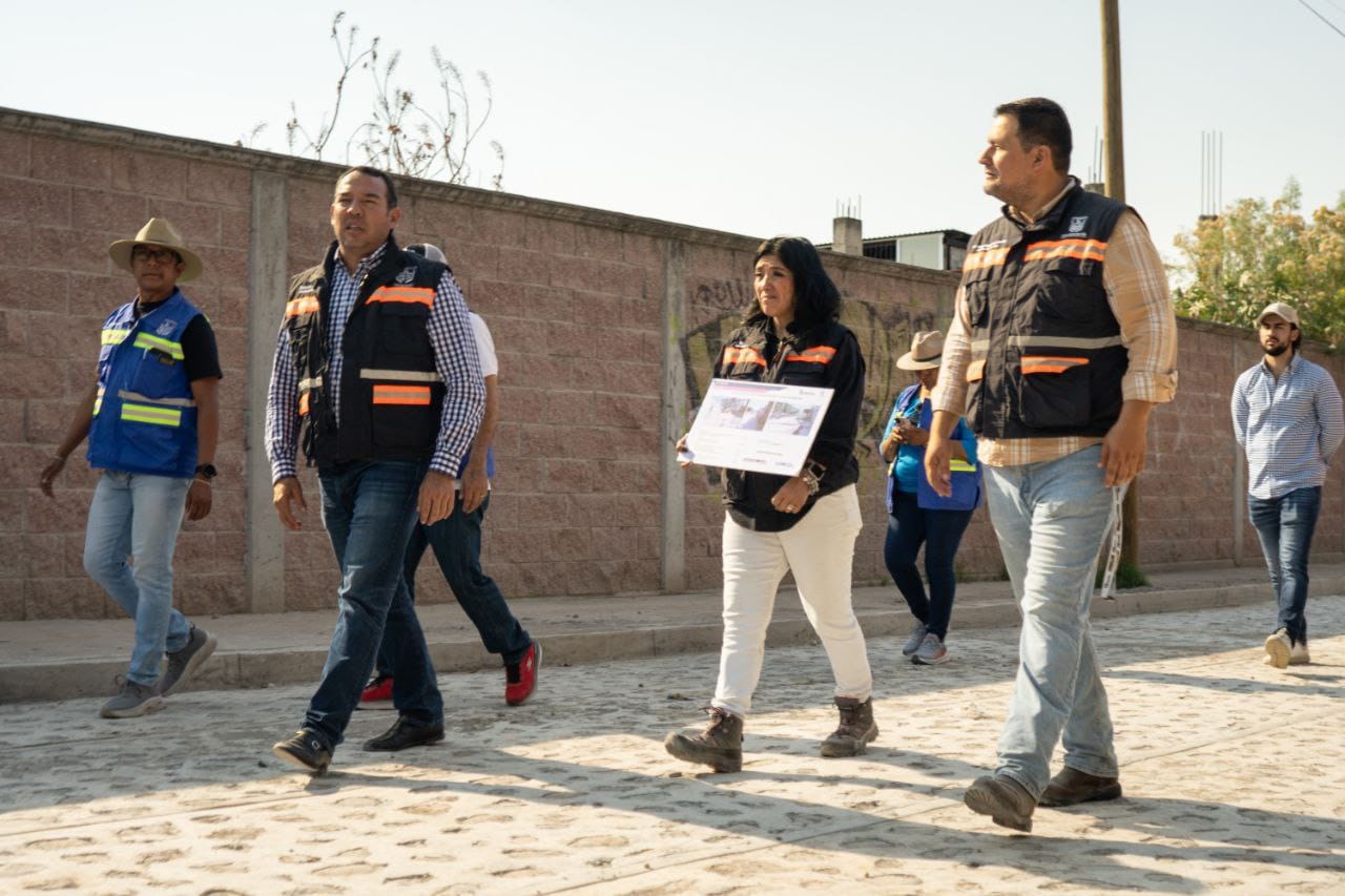 Lee más sobre el artículo Supervisan Roberto Cabrera y Obras Públicas trabajos de rehabilitación de calles en colonia El Molino
