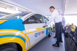 Lee más sobre el artículo Encabeza Mauricio Kuri la presentación del nuevo modelo QroTaxi