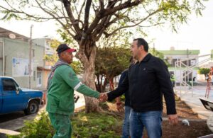 Lee más sobre el artículo En equipo, Roberto Cabrera supervisa trabajos de Servicios Públicos en El Pedregoso