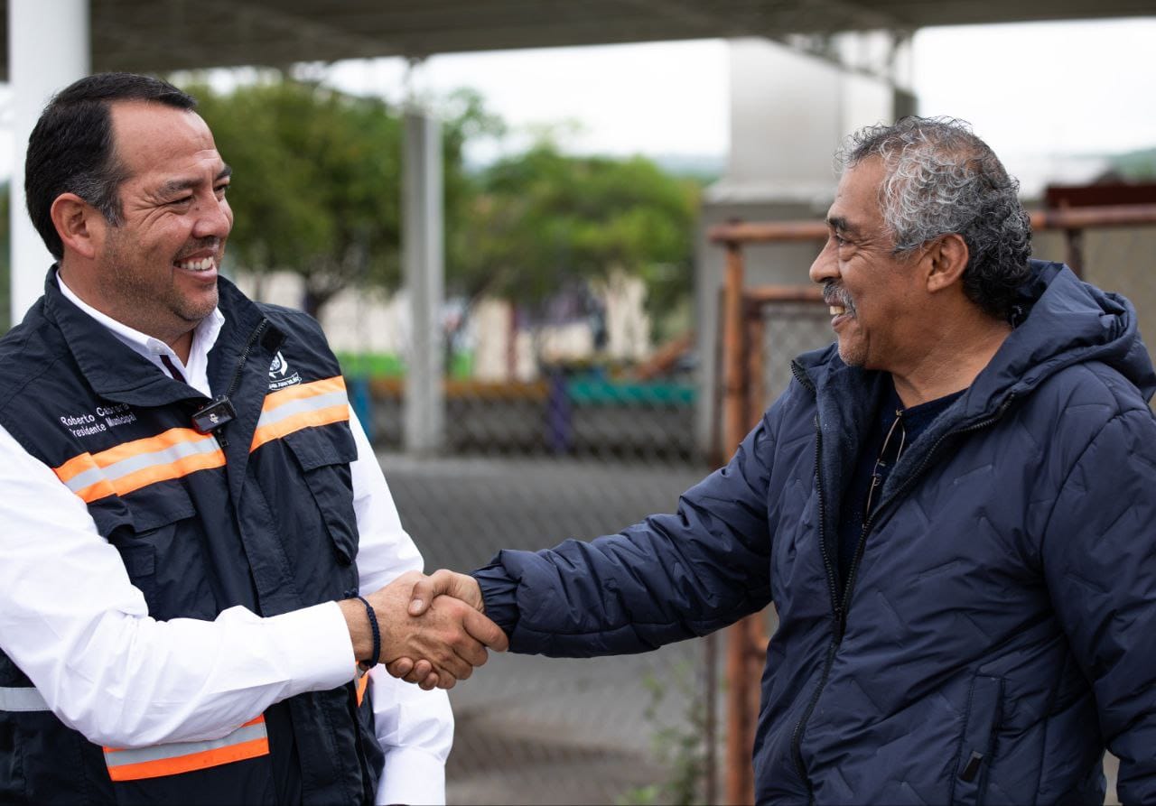 Lee más sobre el artículo Roberto Cabrera entrega banqueta de la calle Principal en la comunidad La Estancita