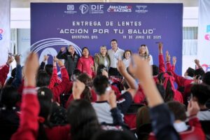 Lee más sobre el artículo Entrega Felifer Macías lentes a 160 estudiantes de la Secundaria Técnica 35