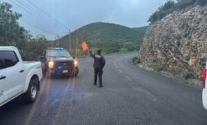 Lee más sobre el artículo Realizan labores tras derrumbe en la carretera estatal 100 en Tolimán