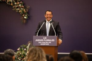 Lee más sobre el artículo Entrega Roberto Cabrera premios de los LIII Juegos Florales San Juan del Río 2025