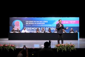 Lee más sobre el artículo Encabeza Felifer Macías ceremonia de graduación del COBAQ Plantel 13