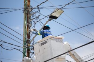 Lee más sobre el artículo Roberto Cabrera supervisa trabajos de mantenimiento y sustitución de luminarias en La Paz