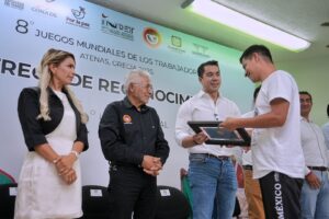 Lee más sobre el artículo Reconoce Felifer Macías a atletas queretanos de la CTM