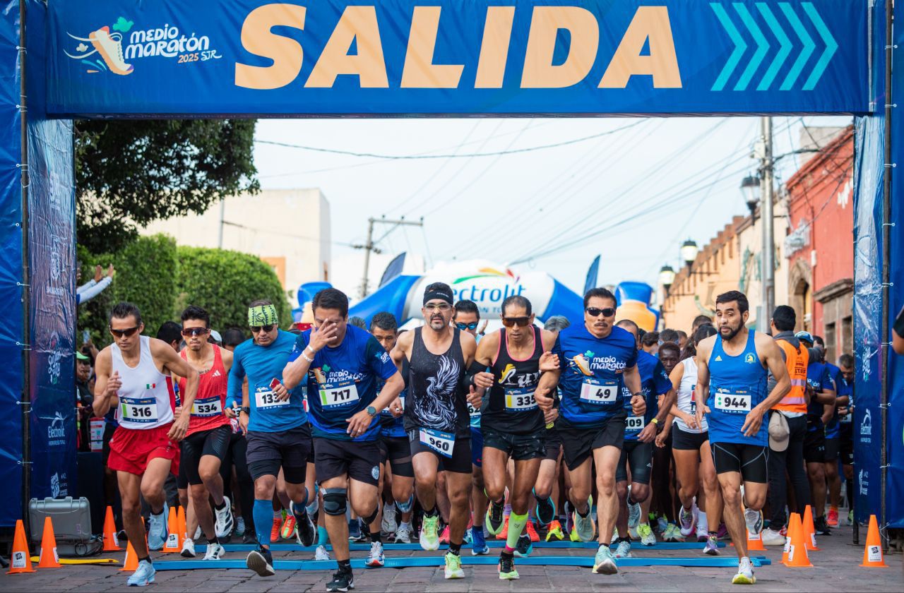 Lee más sobre el artículo Más de mil 500 corredores en el Medio Maratón San Juan del Río 2025