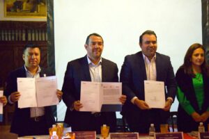 Lee más sobre el artículo Asiste Roberto Cabrera a la entrega de convenios de colaboración con la Coordinación Estatal de Desarrollo Municipal