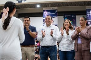 Lee más sobre el artículo Roberto Cabrera inicia la entrega de apoyos del Programa “Becas del Bien Común 2025”