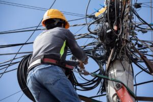 Lee más sobre el artículo Roberto Cabrera arranca programa de retiro de cables en desuso, caídos y en mal estado