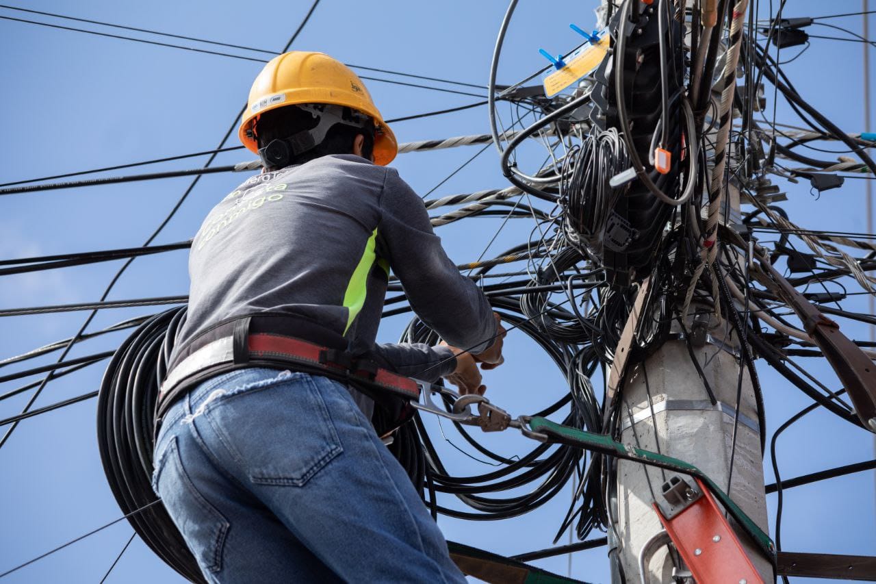 Lee más sobre el artículo Roberto Cabrera arranca programa de retiro de cables en desuso, caídos y en mal estado