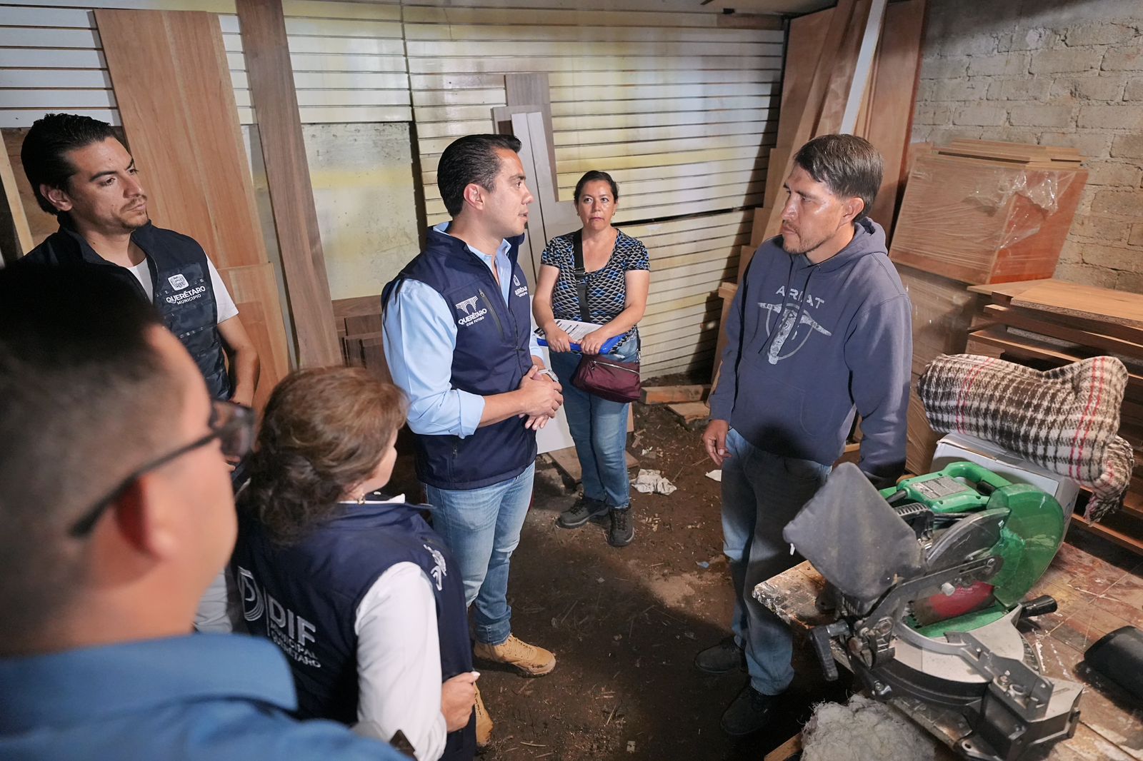 Lee más sobre el artículo Supervisa Felifer Macías rehabilitación de la calle Obreros y entrega apoyos a familias afectadas