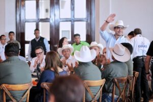Lee más sobre el artículo Acude Felifer Macías al Día del Ganadero
