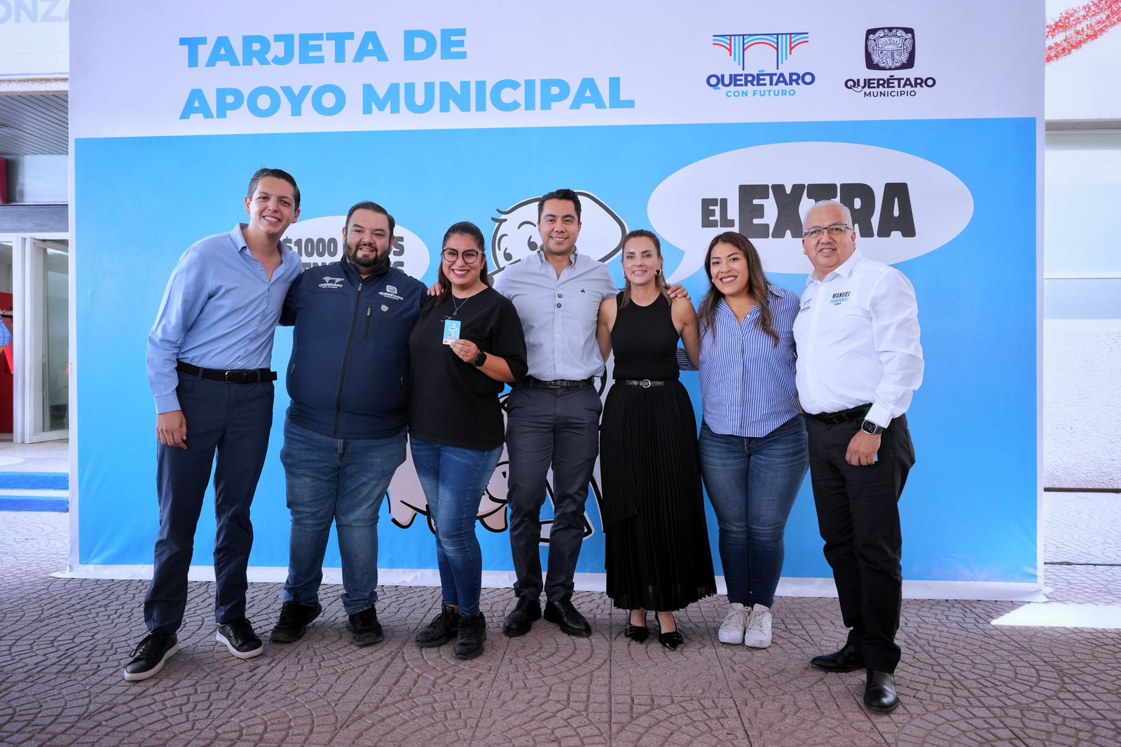 Lee más sobre el artículo Entrega Felifer Macías tarjetas El Extra para fortalecer la economía familiar