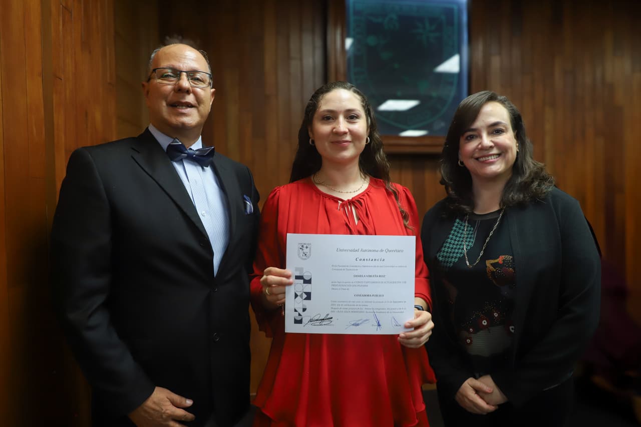 Lee más sobre el artículo Celebra UAQ titulación de Daniela Virueña, estudiante sorda de Contaduría y Administración
