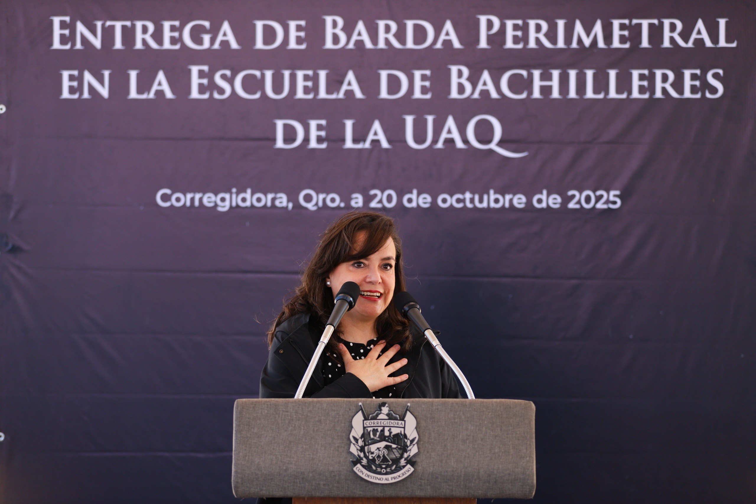 Lee más sobre el artículo Entrega Corregidora barda perimetral del plantel Charco Blanco, de Bachilleres UAQ