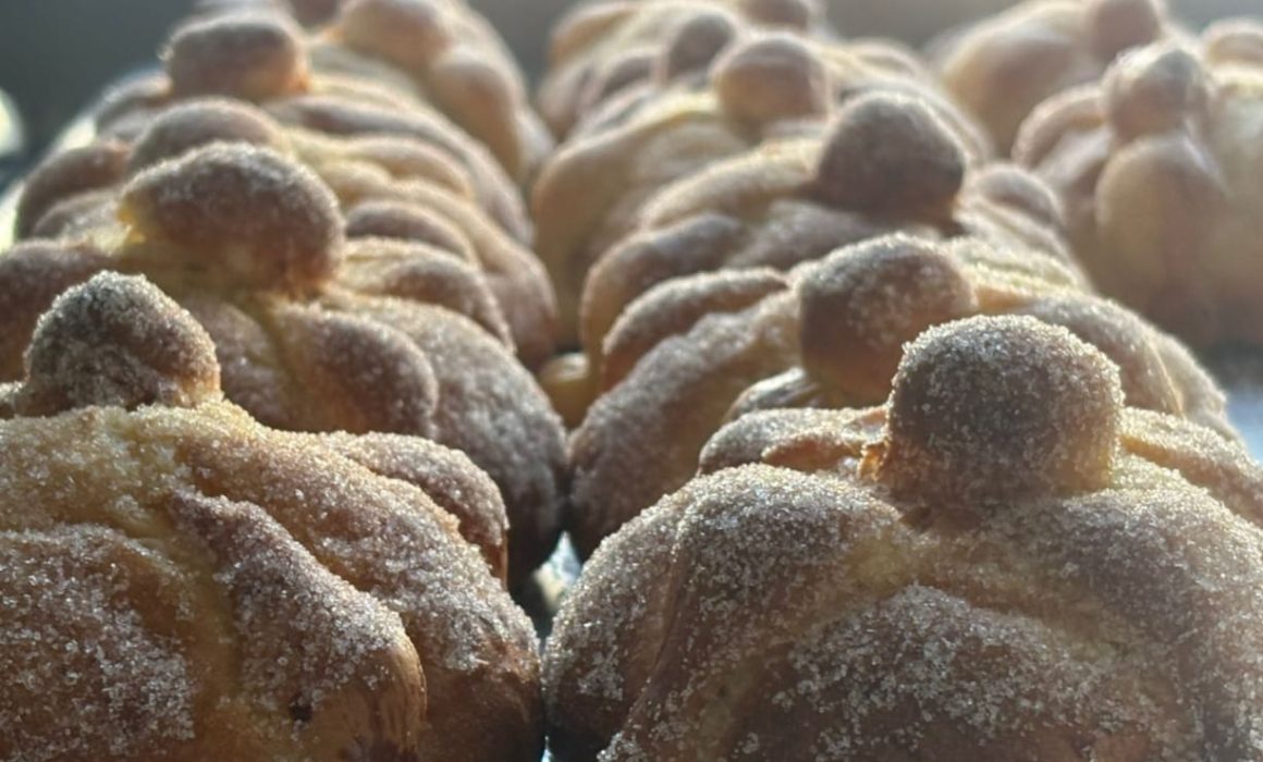 Lee más sobre el artículo El pan de muerto: aroma, historia y tradición que unen a México