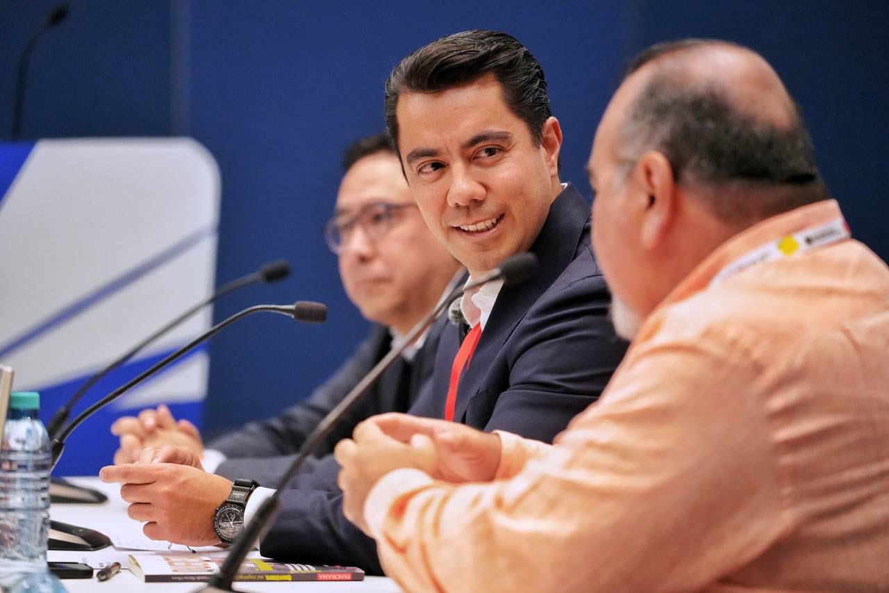 Lee más sobre el artículo Presenta Felifer Macías el libro “Querétaro, mi inspiración” en la FIL de Guadalajara 2025