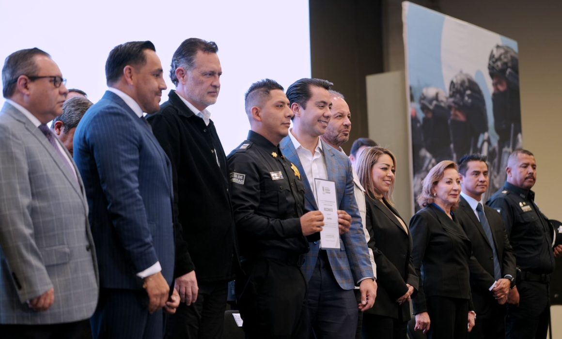 Lee más sobre el artículo Asiste Felifer Macías a graduación de nuevos policías en Querétaro