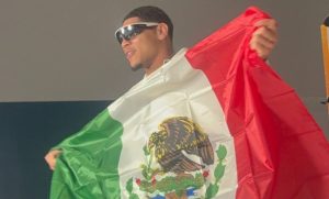 Lee más sobre el artículo Promete Elijah Arroyo ondear bandera de México si gana Super Bowl 60