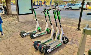 Lee más sobre el artículo Llama Felifer a estacionar scooters donde deben ir.