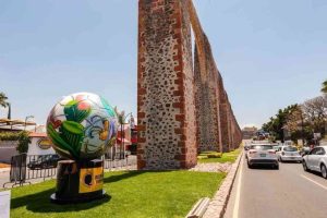 Lee más sobre el artículo Balones gigantes llevan el mundial a Los Arcos de Querétaro.