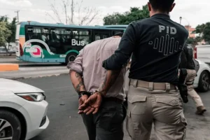 Lee más sobre el artículo Catean 12 smoke shops por delitos contra la salud y deja 6 detenidos.