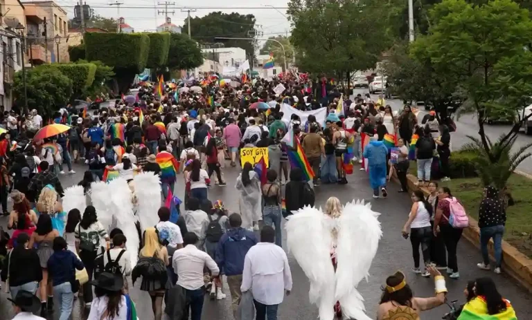 Marcha del Orgullo LGBT+ cumple 10 años en Querétaro.