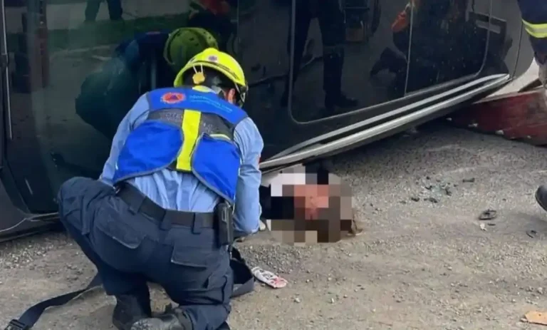 Rescatan a mujer tras volcadura en Las Américas