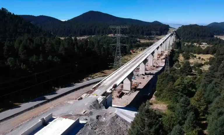 Analizan construir puente peatonal con conexión a Qrobús