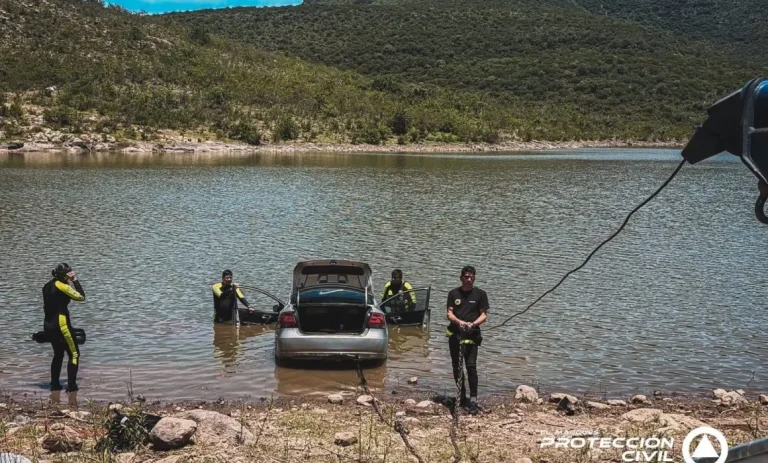 Recuperan vehículo que se hundió en la presa de El Carmen