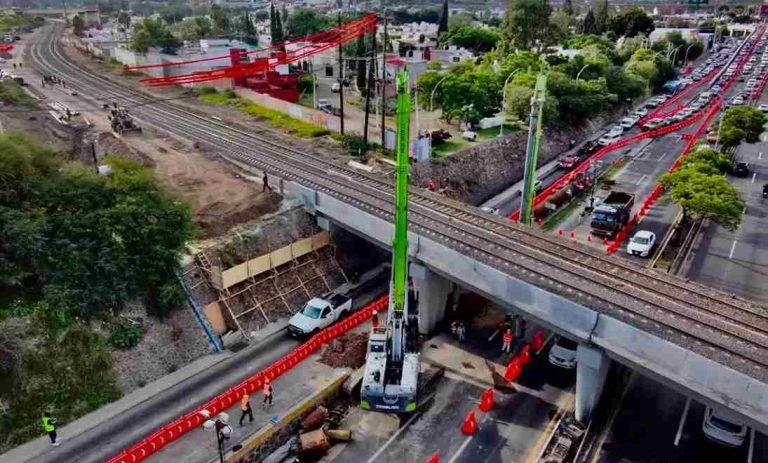 Tren México-Querétaro provoca nuevos cierres en Bernardo Quintana.