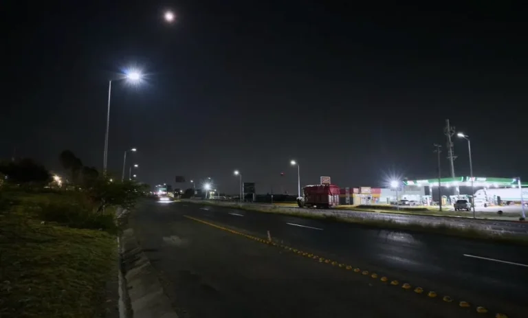 Instalan más de 130 luminarias LED solares en el Libramiento