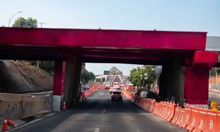 Critican columnas del Tren México-Querétaro por color guinda