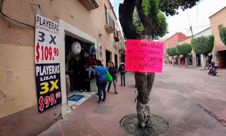 Comerciantes establecidos protestan contra el ambulantaje con carteles en Av. Corregidora