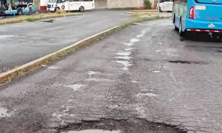Piden reparar baches en la Central de Autobuses de Querétaro.